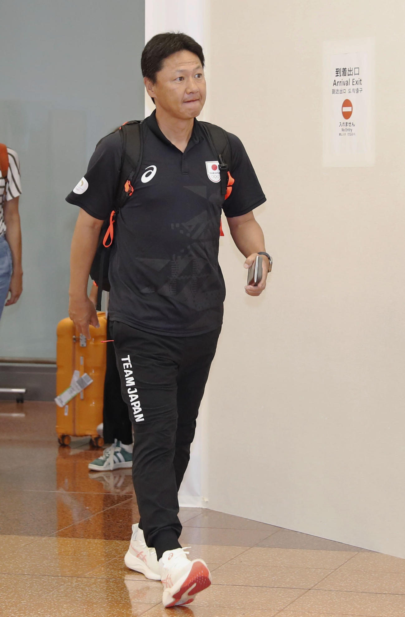 パリ五輪を終え、帰国したサッカー男子日本代表の大岩監督（共同）
