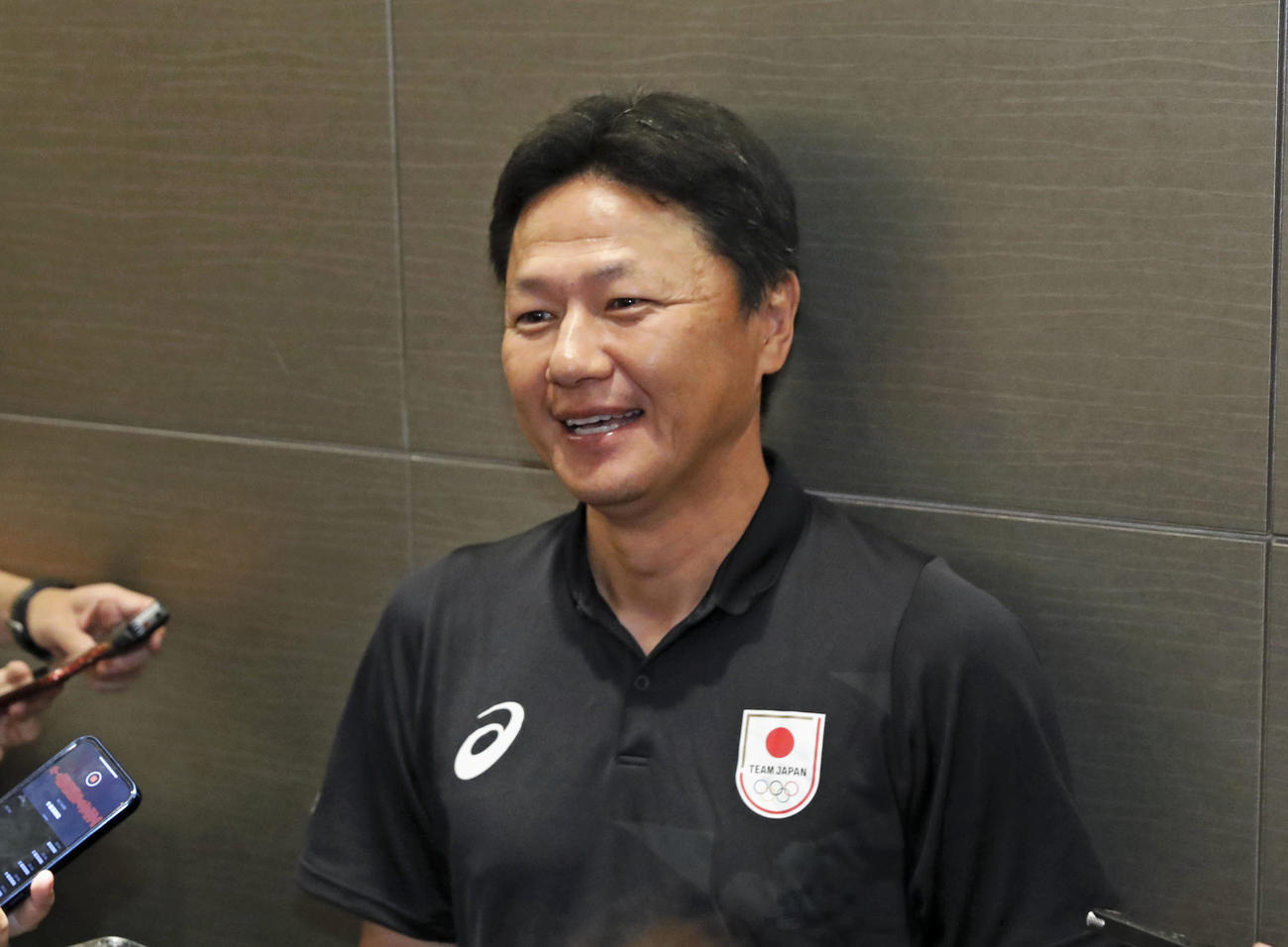 パリ五輪を終え帰国し、取材に応じるサッカー男子日本代表の大岩監督（共同）