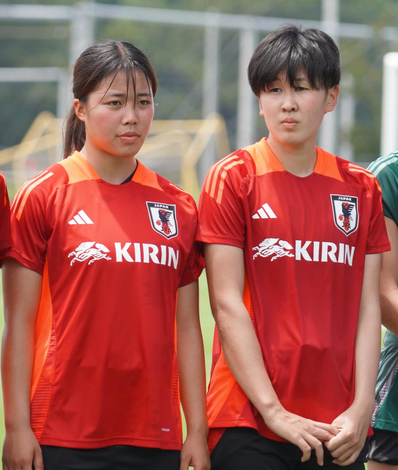 MF谷川萌々子（左）とDF古賀塔子（2024年7月9日撮影）
