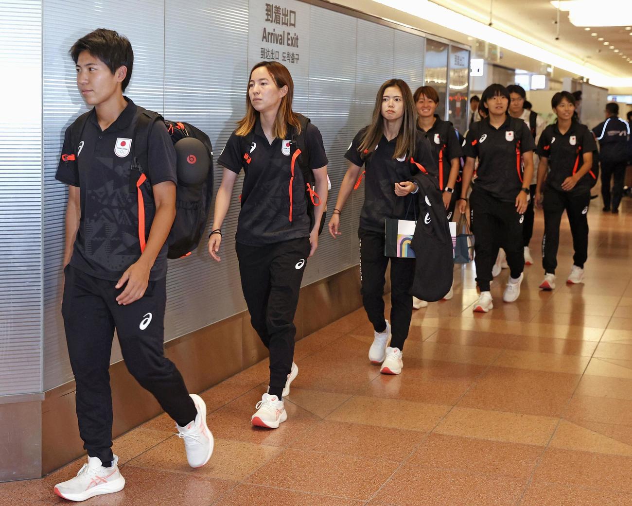パリ五輪を終え、帰国した（左から）清家、北川、長谷川らなでしこジャパンのメンバー（共同）