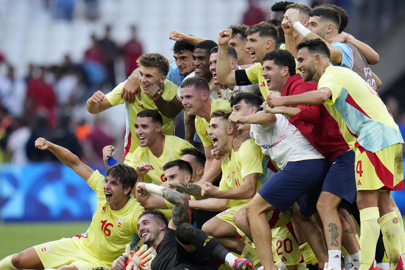 パリ五輪サッカー男子準決勝　決勝進出を決めて喜ぶスペインの選手たち（AP）