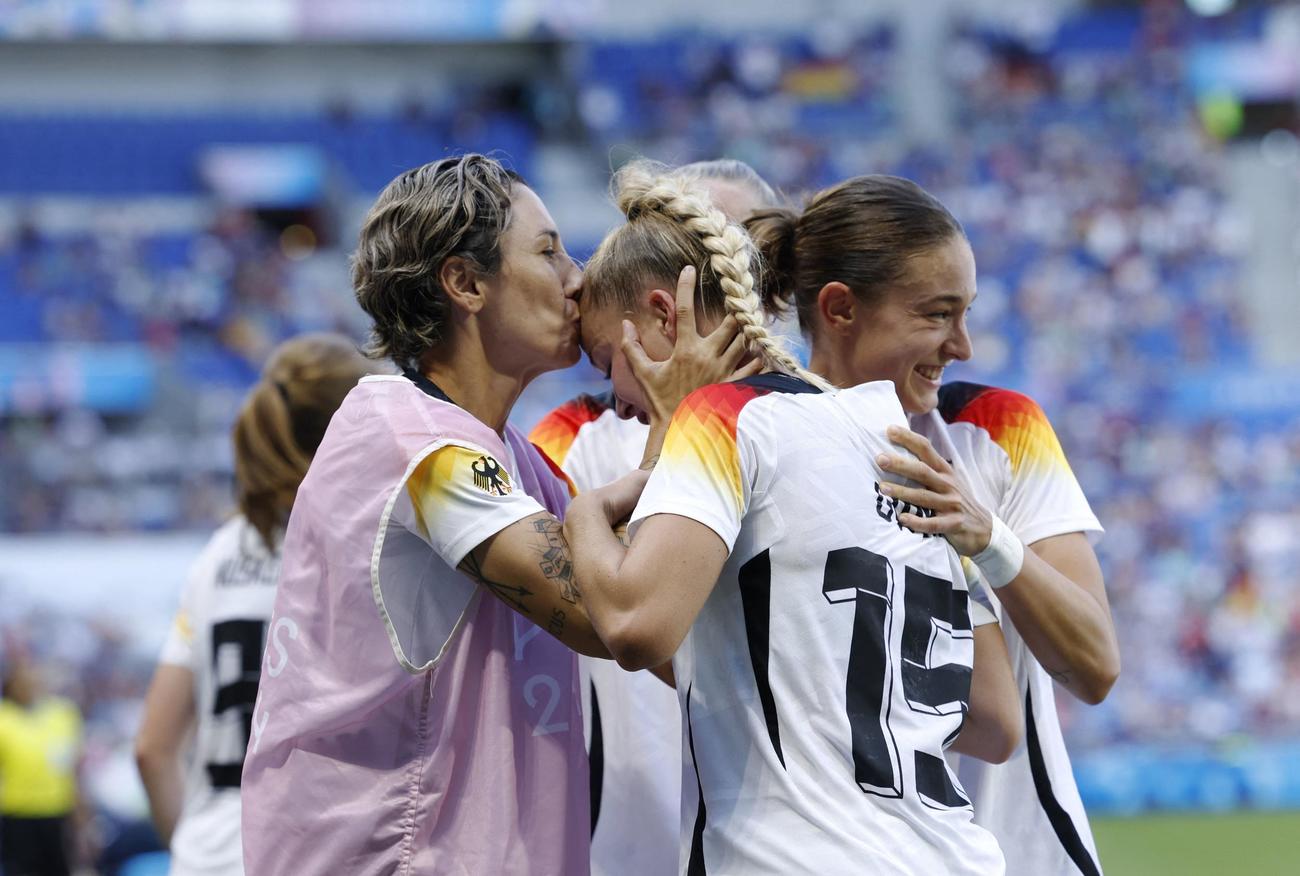 サッカー女子3位決定戦　先制ゴールを決め、喜ぶドイツの選手たち（ロイター）