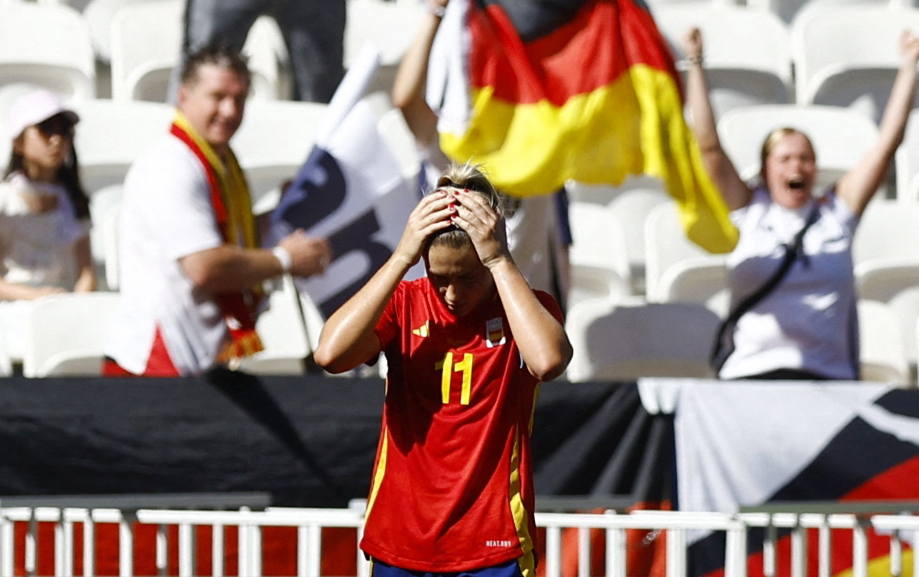 サッカー女子3位決定戦　ドイツに敗れ、頭を抱えるスペインの選手（ロイター）