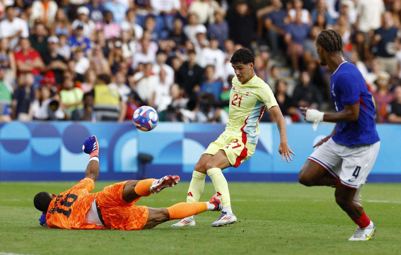 フランス対スペイン　4点目を決めるスペインのセルヒオ・カメロ（ロイター）