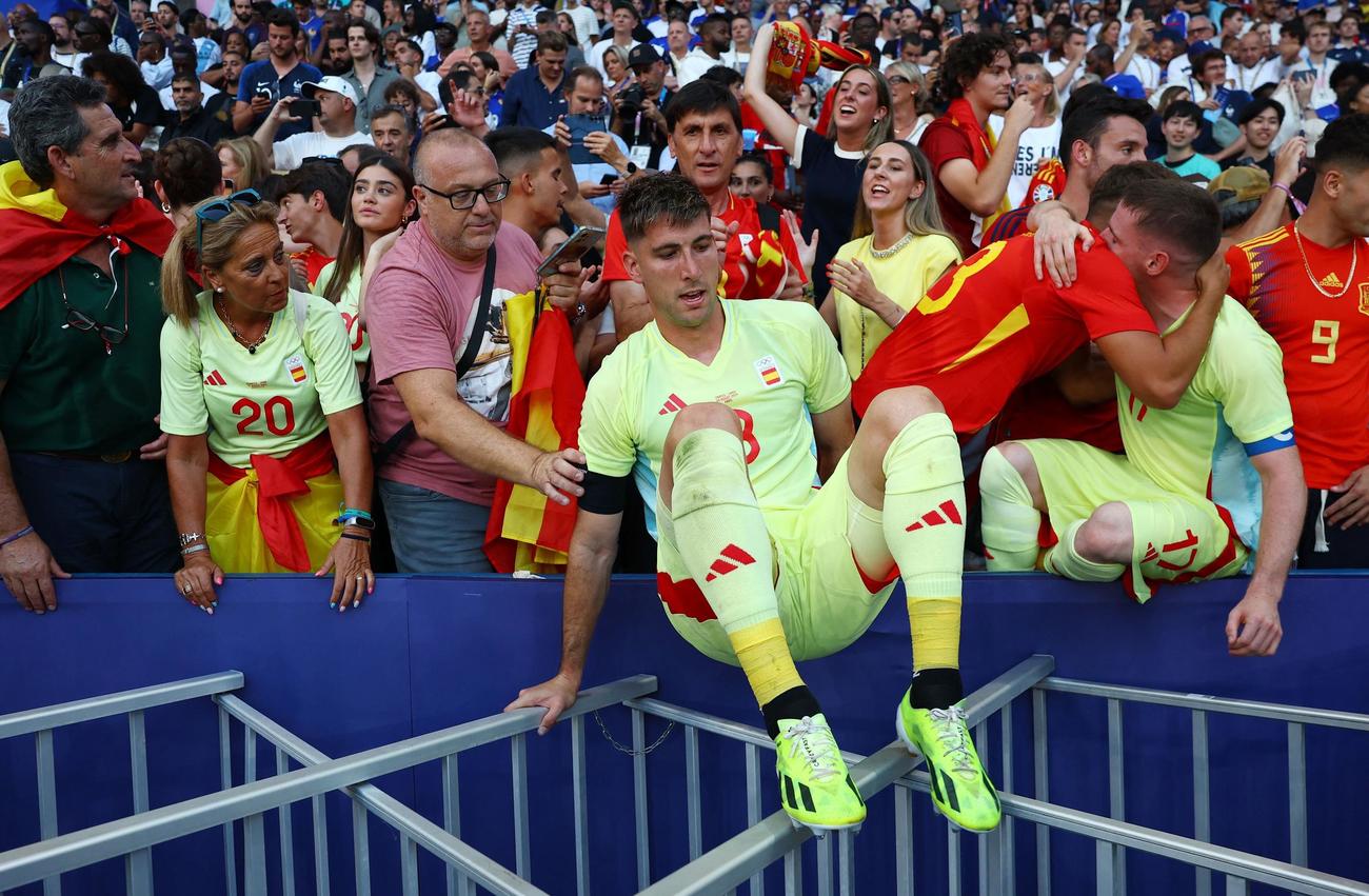 フランス対スペイン　優勝し、喜ぶスペインの選手たち（ロイター）