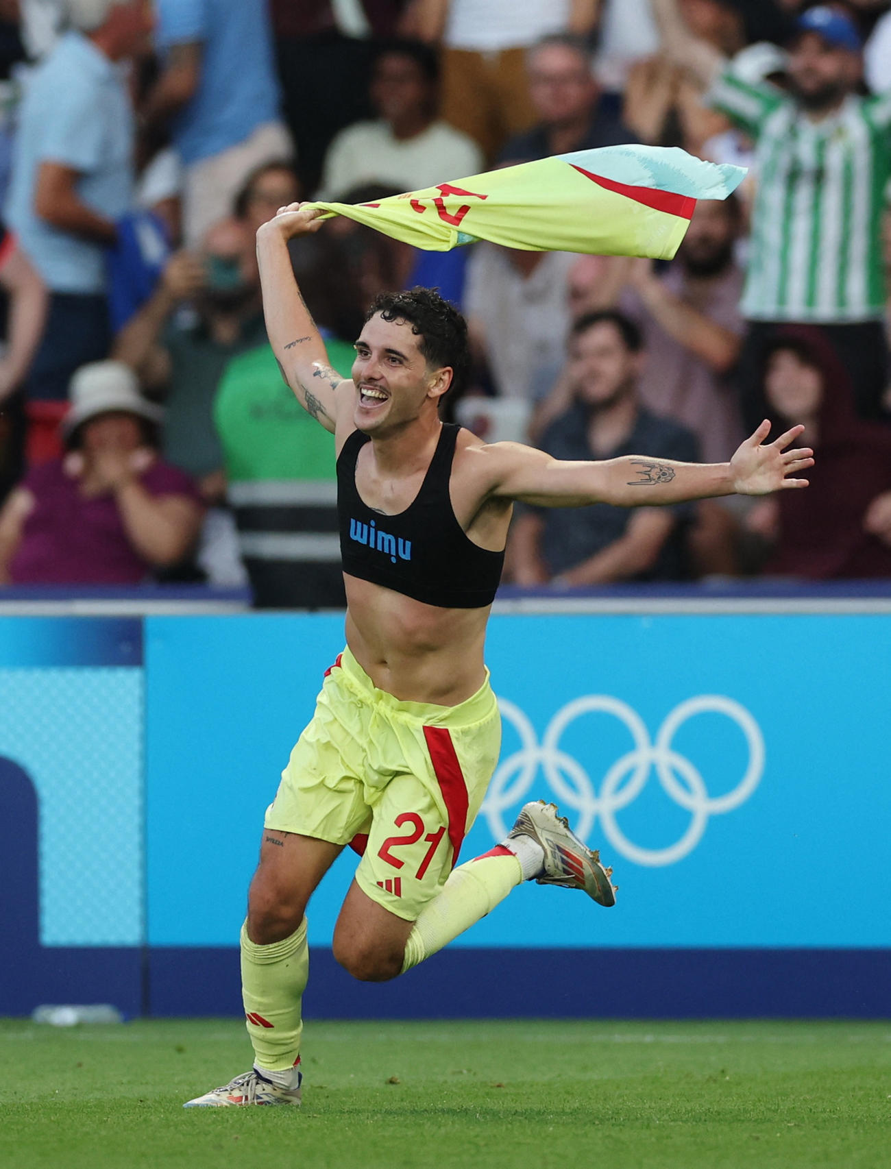 フランス対スペイン　5点目のダメ押しゴールで喜ぶスペインの選手（ロイター）