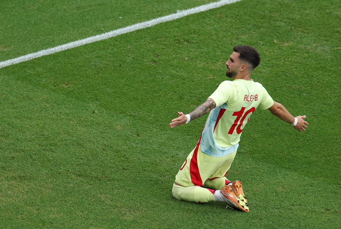 フランス対スペイン　前半、3点目を決め喜ぶスペイン・バエナ（ロイター）