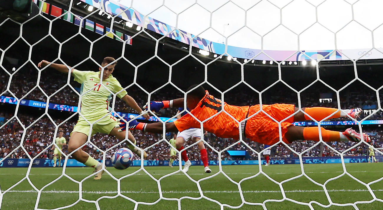 フランス対スペイン　前半、2点目を決めるスペイン・F・ロペス（ロイター）