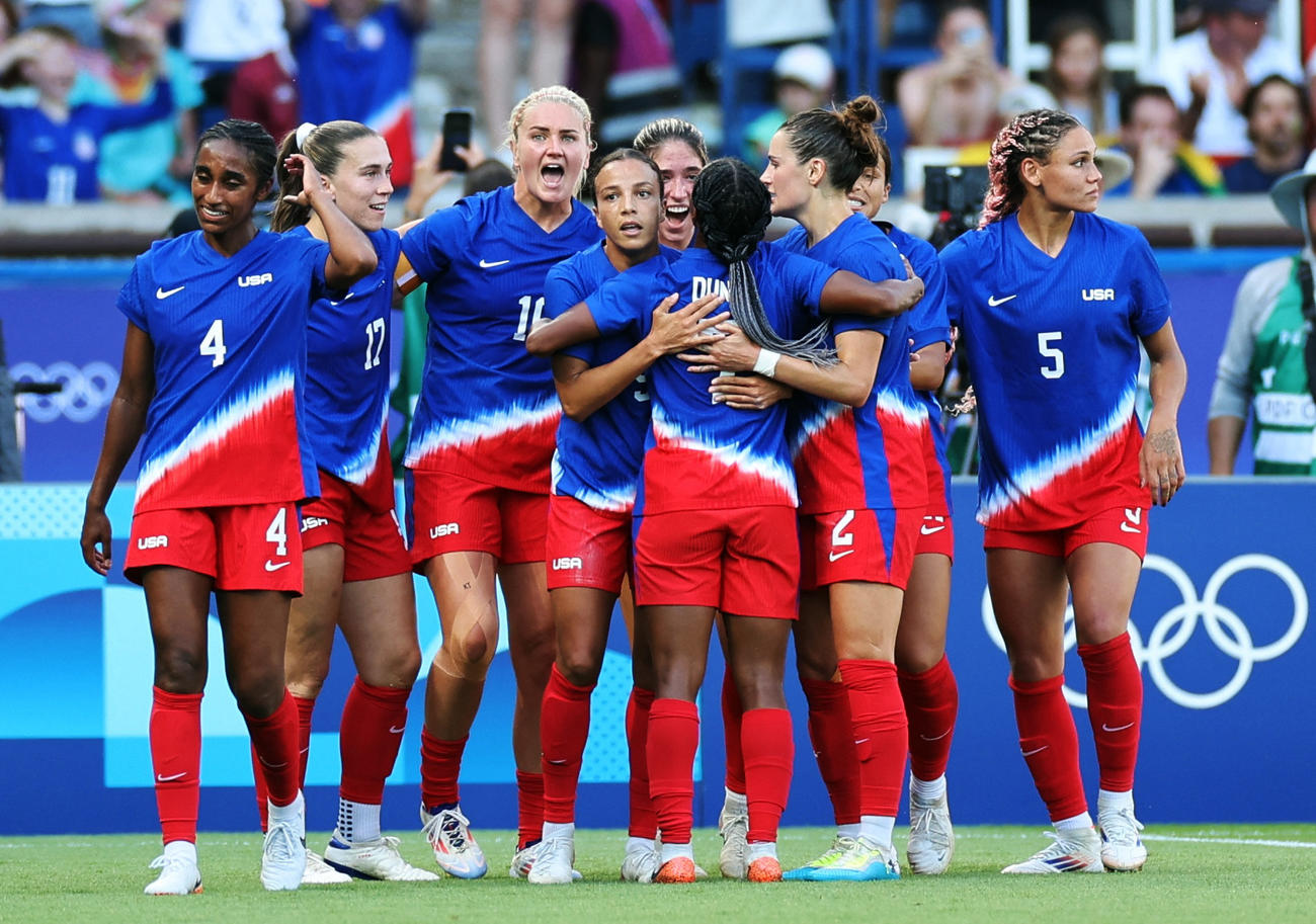 女子サッカー決勝　米国－ブラジル　先制ゴールを決め、喜ぶ米国の選手たち（ロイター）
