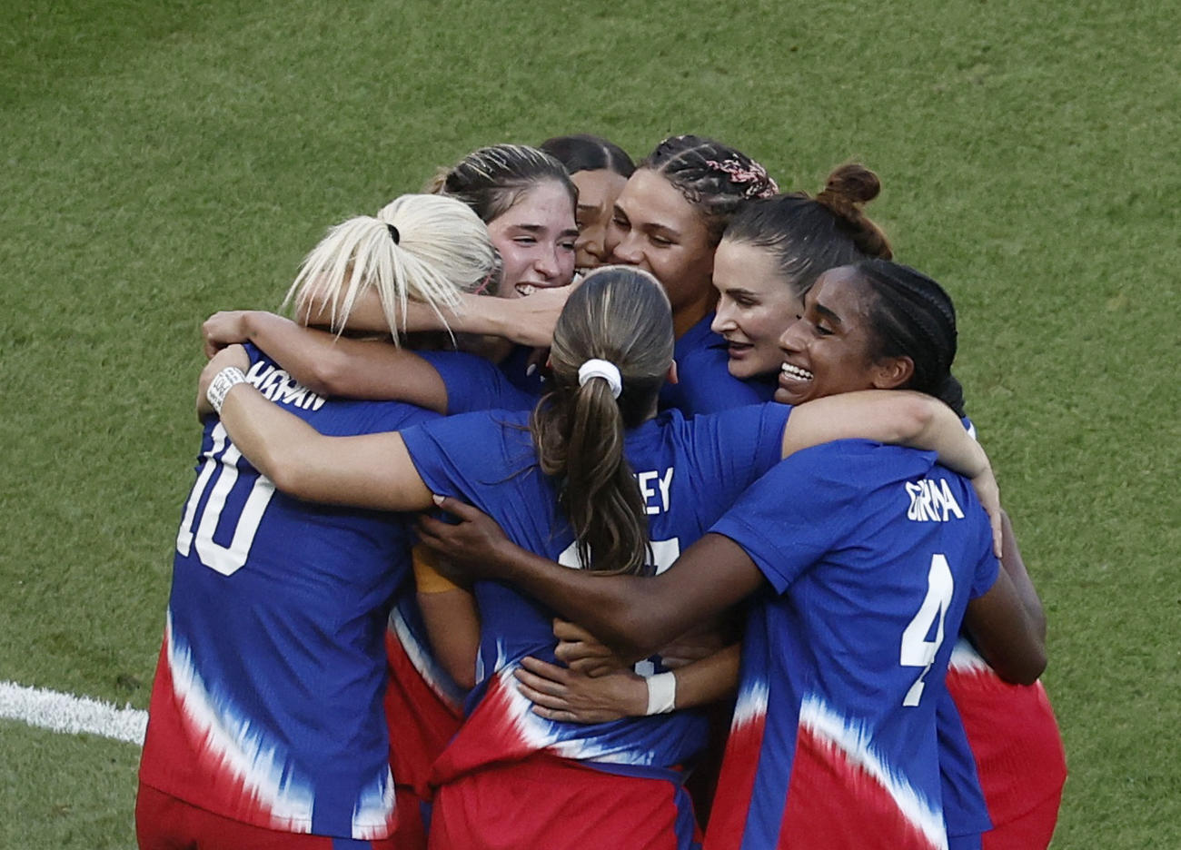 女子サッカー決勝　米国－ブラジル　先制ゴールを決め、喜ぶ米国の選手たち（ロイター）