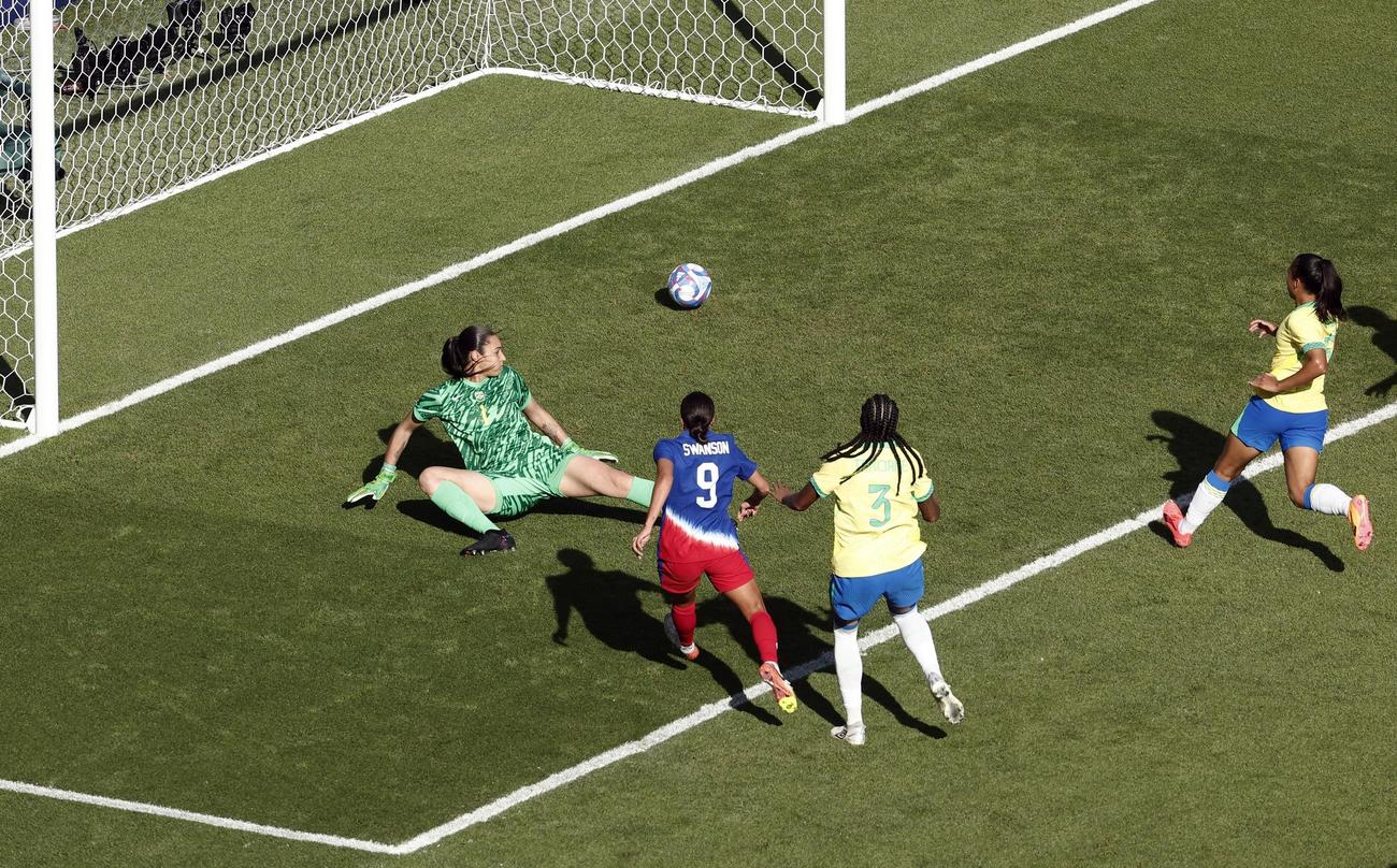 女子サッカー決勝　米国－ブラジル　先制ゴールを決めた米国のスワンソン（ロイター）