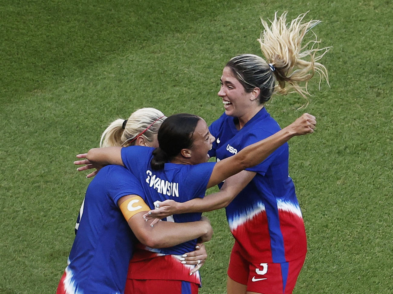 女子サッカー決勝　米国－ブラジル　先制ゴールを決め、喜ぶ米国の選手たち（ロイター）