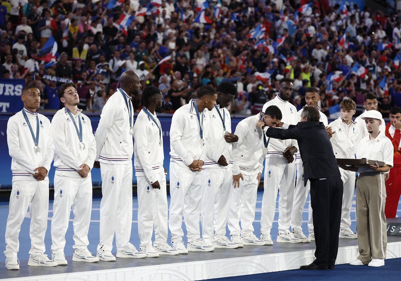 パリ五輪　サッカー男子銀メダルのフランス代表（ロイター）
