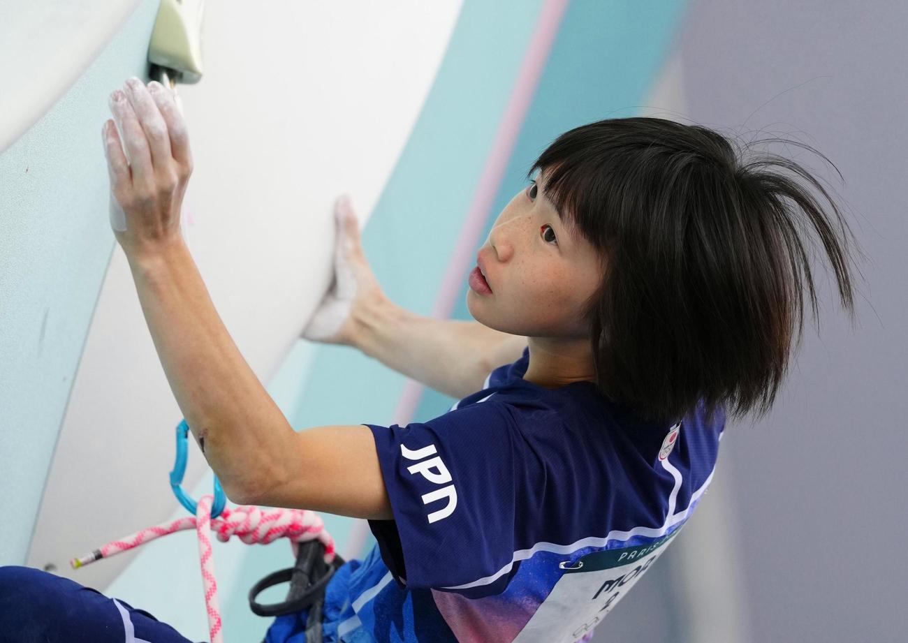 女子複合予選　森秋彩のリード＝パリ郊外（共同）
