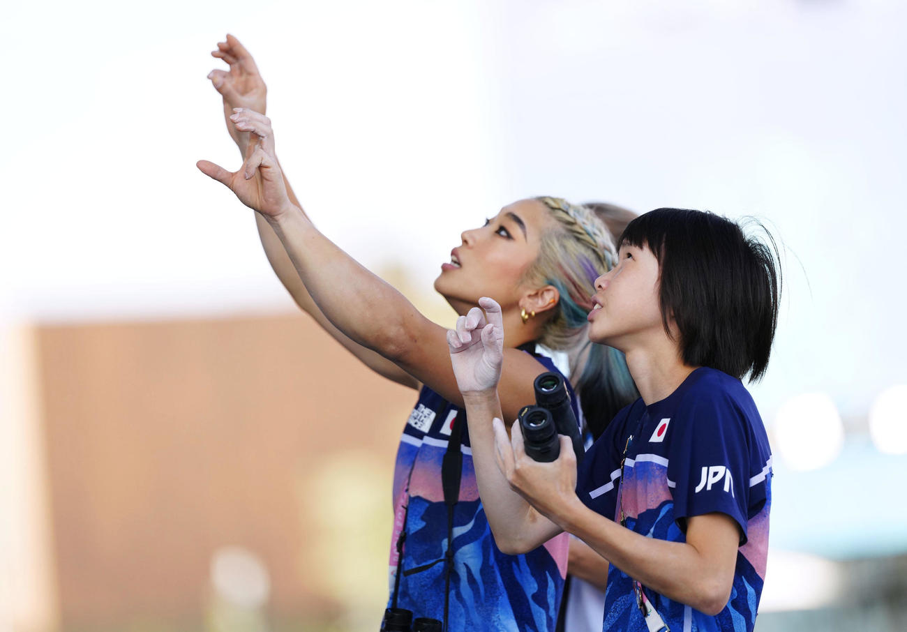女子複合予選　リードでルートを確認する野中生萌（左）と森秋彩＝パリ郊外（共同）