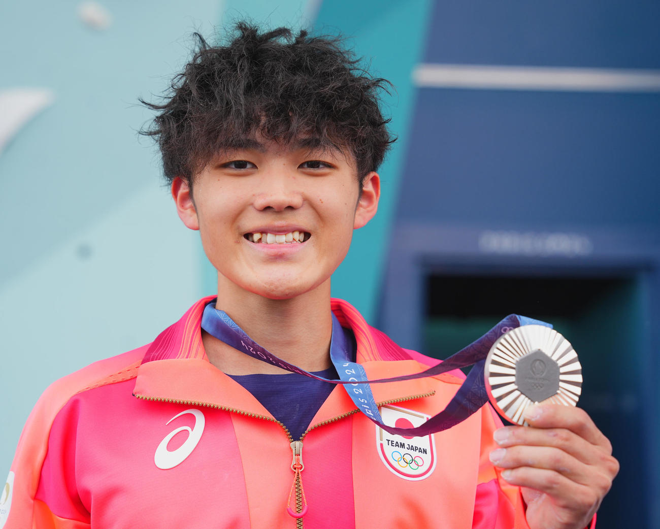スポーツクライミング男子ボルダー・リード決勝、銀メダルを手に笑顔を見せる安楽（撮影・垰建太）