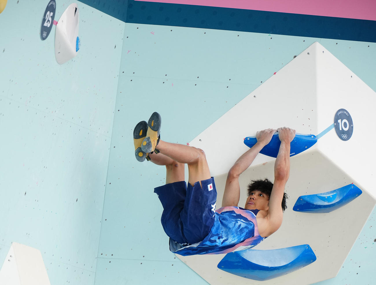 スポーツクライミング男子ボルダー・リード決勝、ボルダー第4課題に臨む安楽（撮影・垰建太）