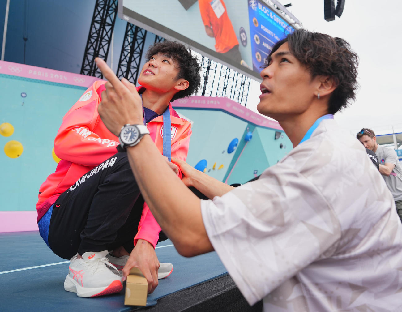 スポーツクライミング男子ボルダー・リード決勝、銀メダルの安楽（左）は楢崎と笑顔を見せる（撮影・垰建太）