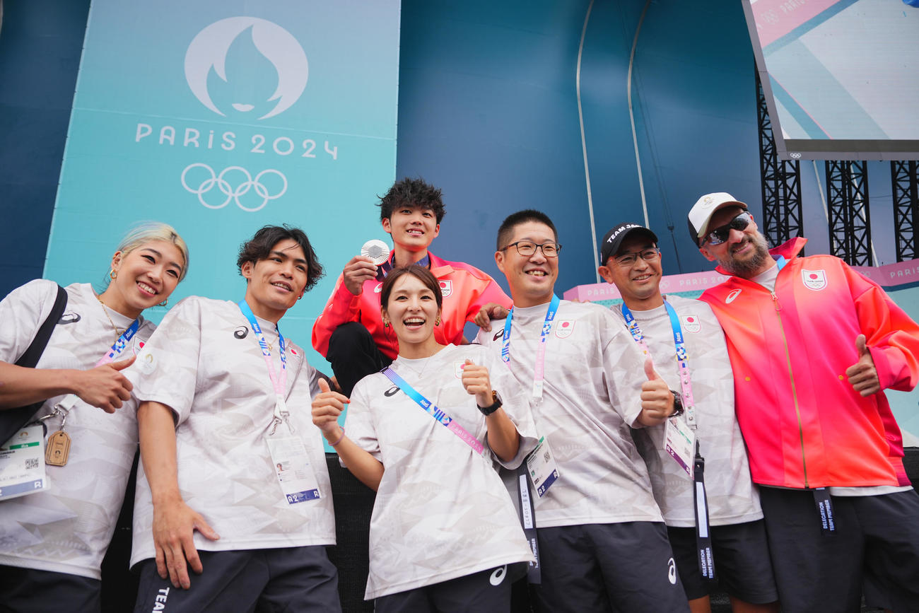 スポーツクライミング男子ボルダー・リード決勝、銀メダルの安楽宙斗（後方）は野中（手前左）、楢崎（同2人目）ら関係者と笑顔で写真に納まる＝2024年8月9日