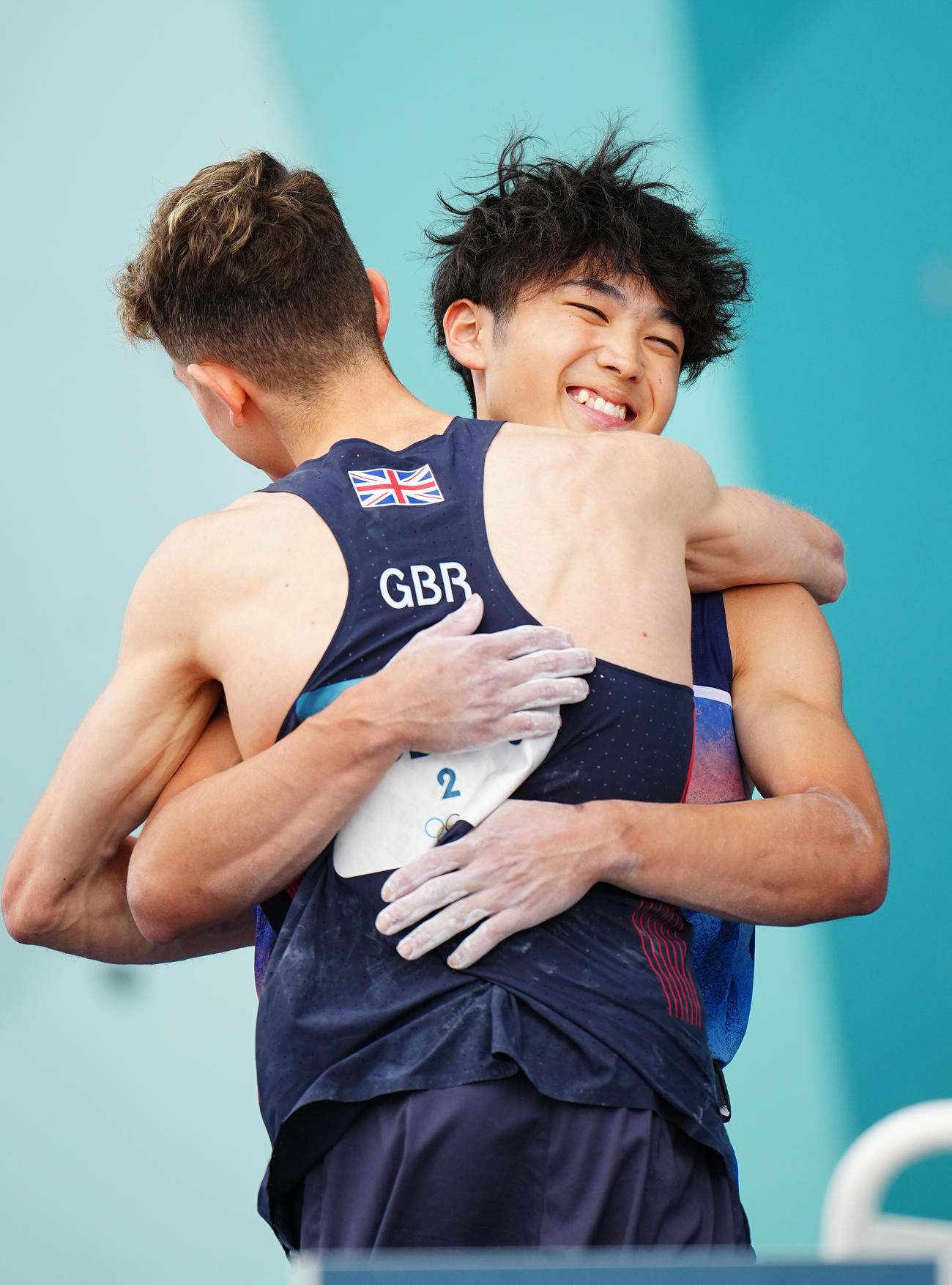 スポーツクライミング男子ボルダー・リード決勝、銀メダルの安楽（右）は金メダルのロバーツと笑顔で抱き合い健闘をたたえ合う（撮影・垰建太）