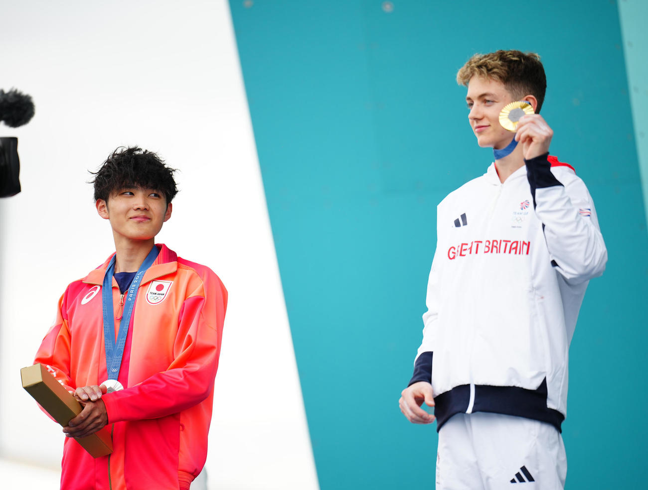 スポーツクライミング男子ボルダー・リード決勝、銀メダルの安楽（左）は金メダルのロバーツを見つめる（撮影・垰建太）