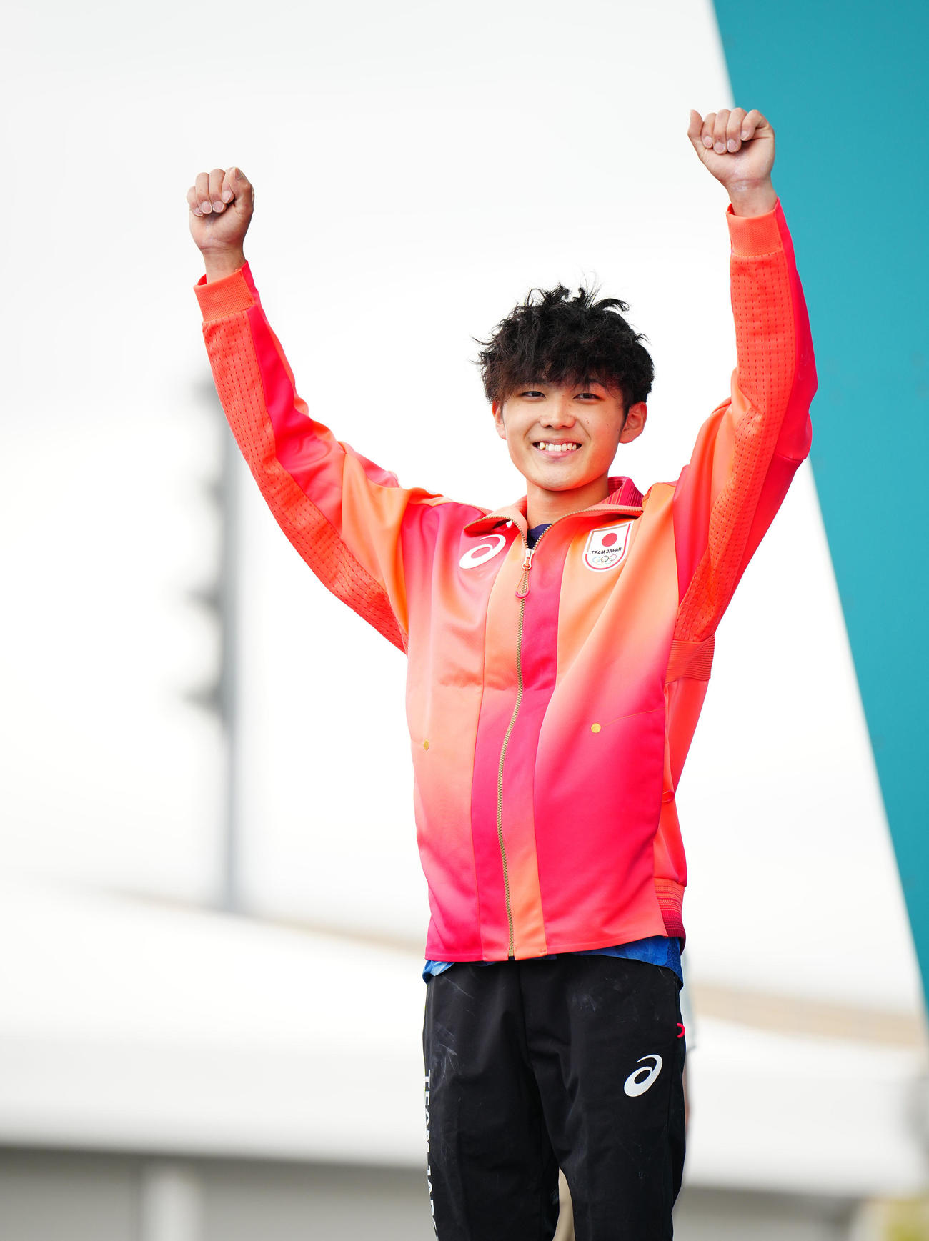 スポーツクライミング男子ボルダー・リード決勝、銀メダルの安楽は表彰台に笑顔で上がる（撮影・垰建太）