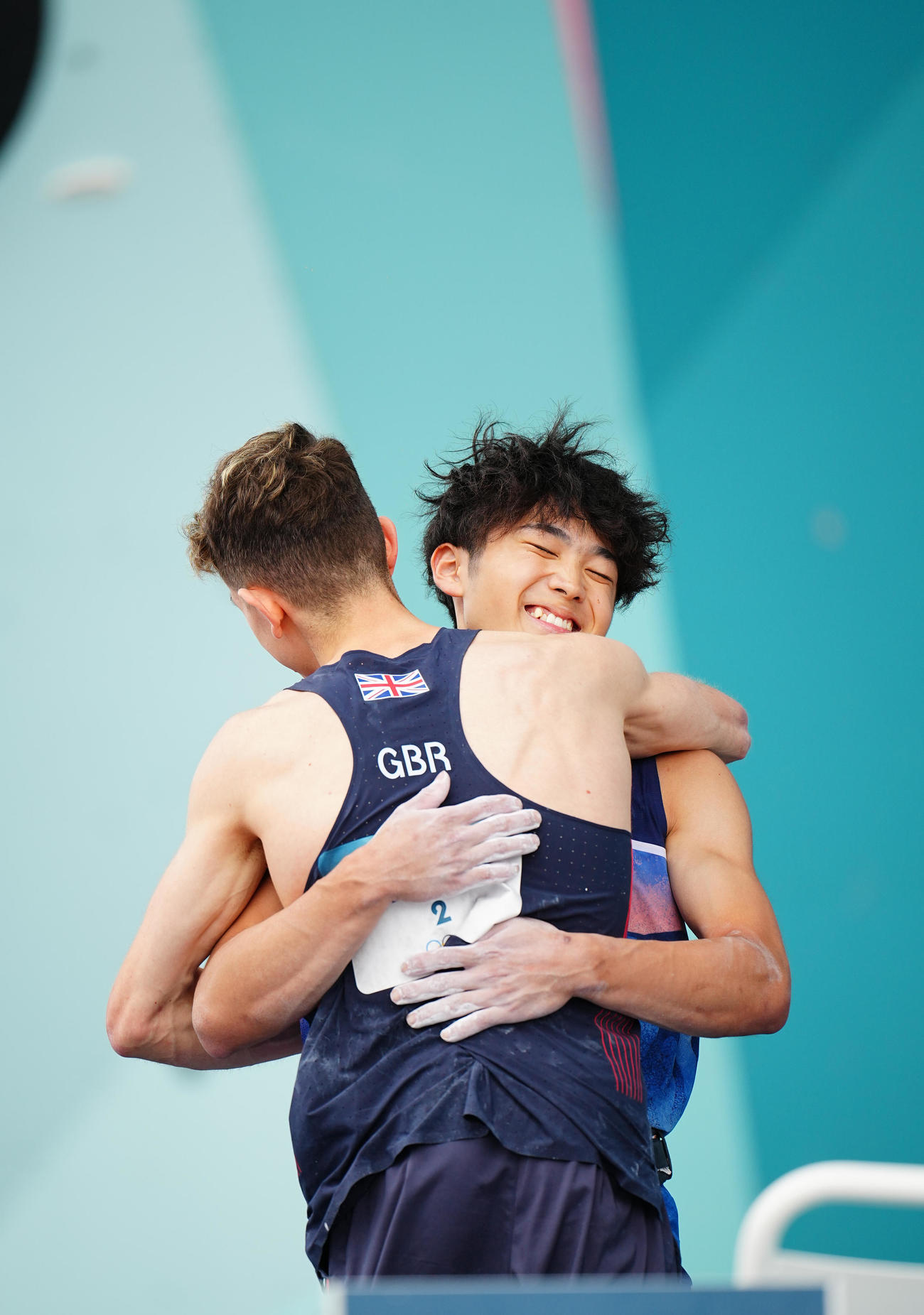 スポーツクライミング男子ボルダー・リード決勝、銀メダルの安楽（右）は金メダルのロバーツと笑顔で抱き合い健闘をたたえ合う（撮影・垰建太）