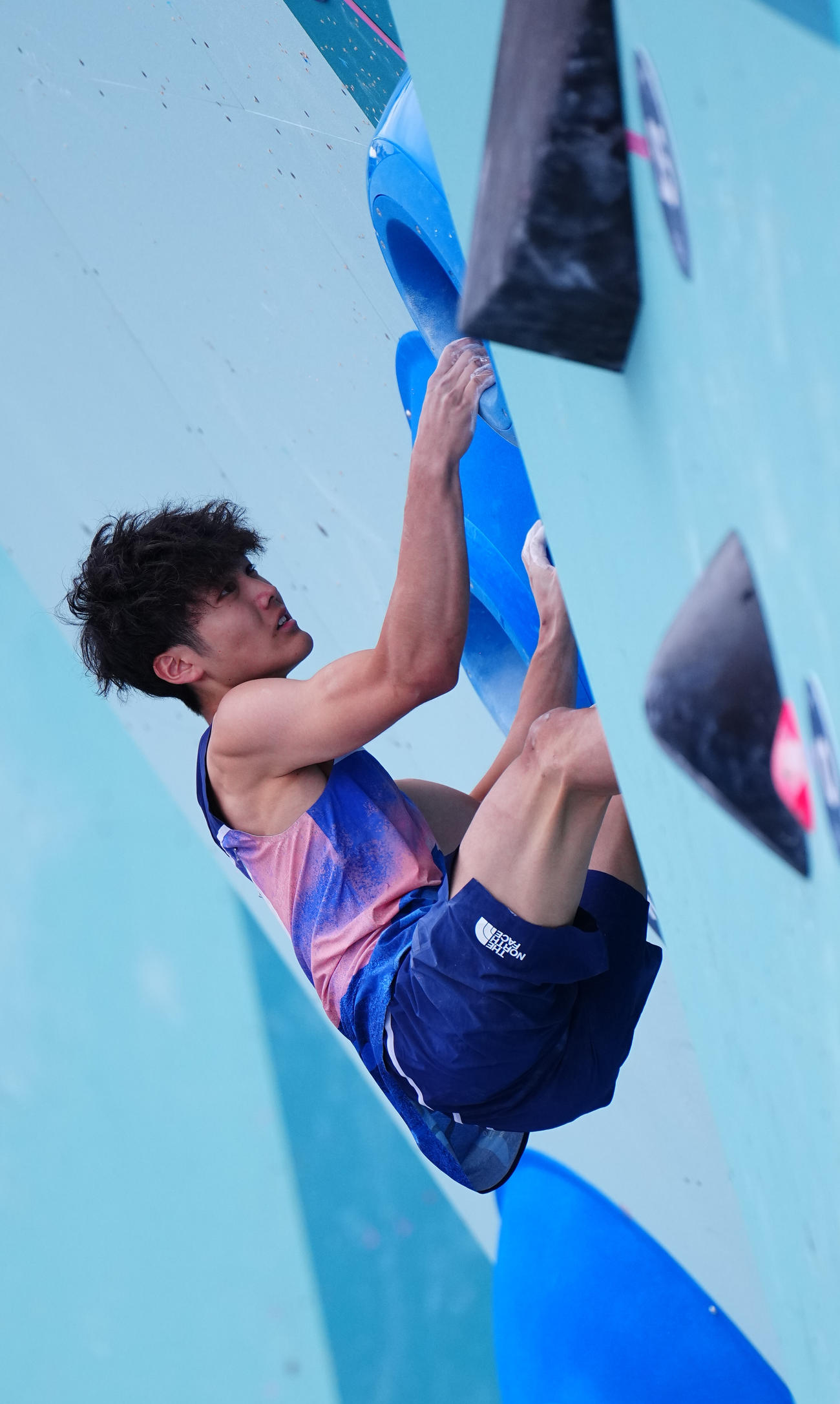 スポーツクライミング男子ボルダー・リード決勝、ボルダー第1課題を完登する安楽（撮影・垰建太）