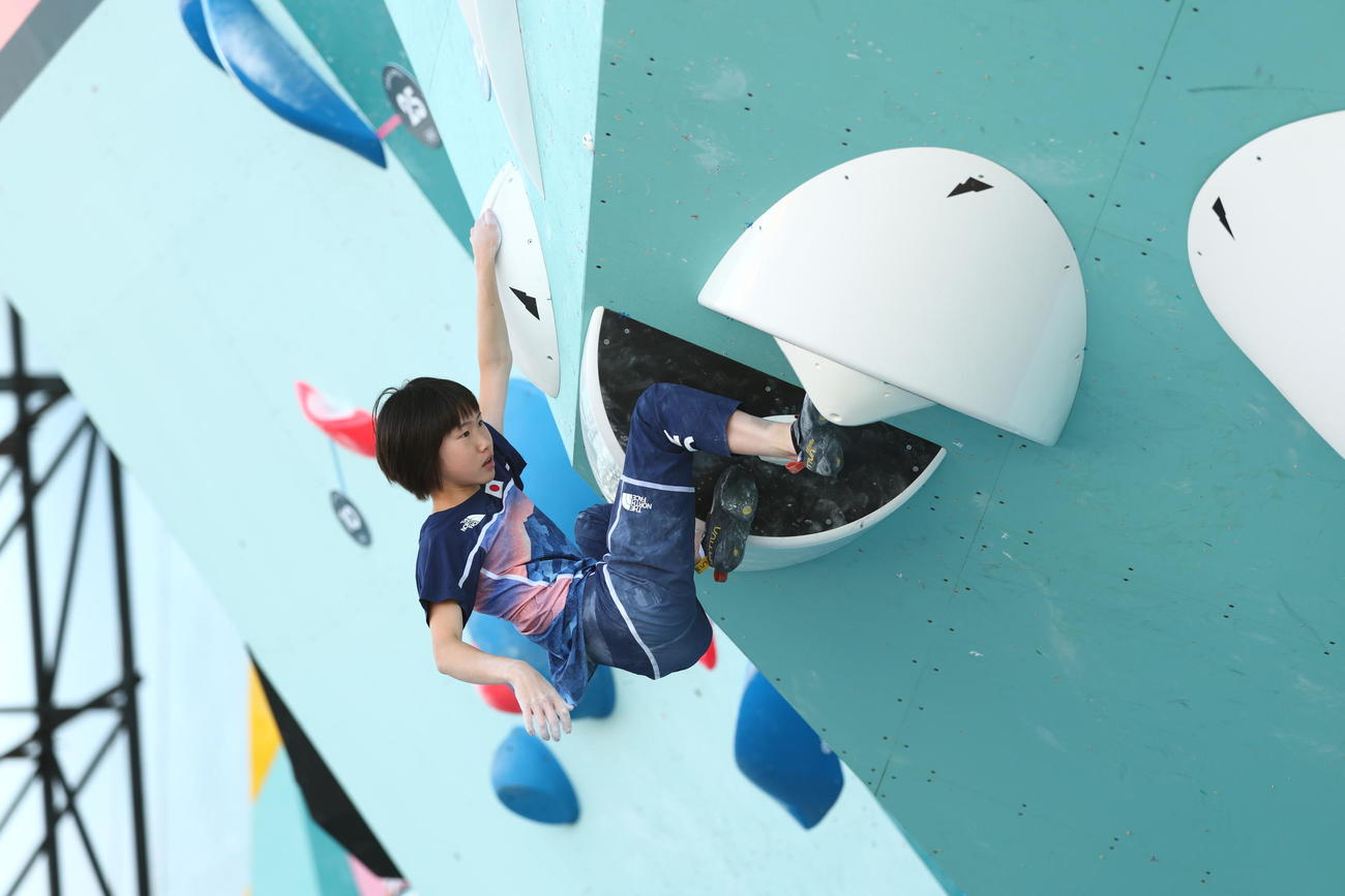 女子リード、ボルダー決勝戦　ボルダー課題3に臨む森（撮影・河田真司）