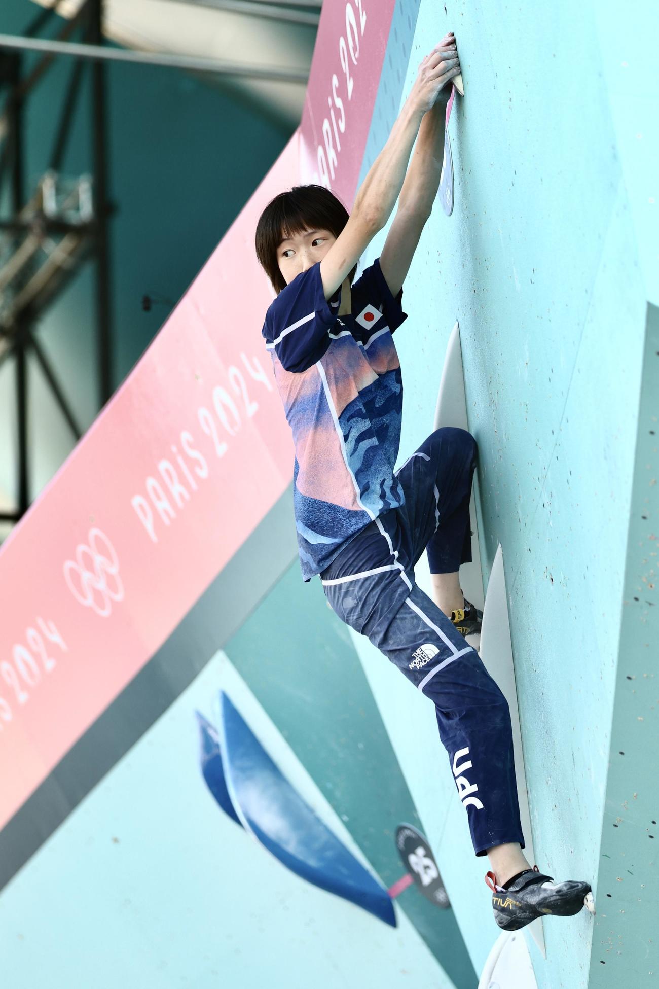 女子リード、ボルダー決勝戦　ボルダー課題3に成功する森（撮影・河田真司）