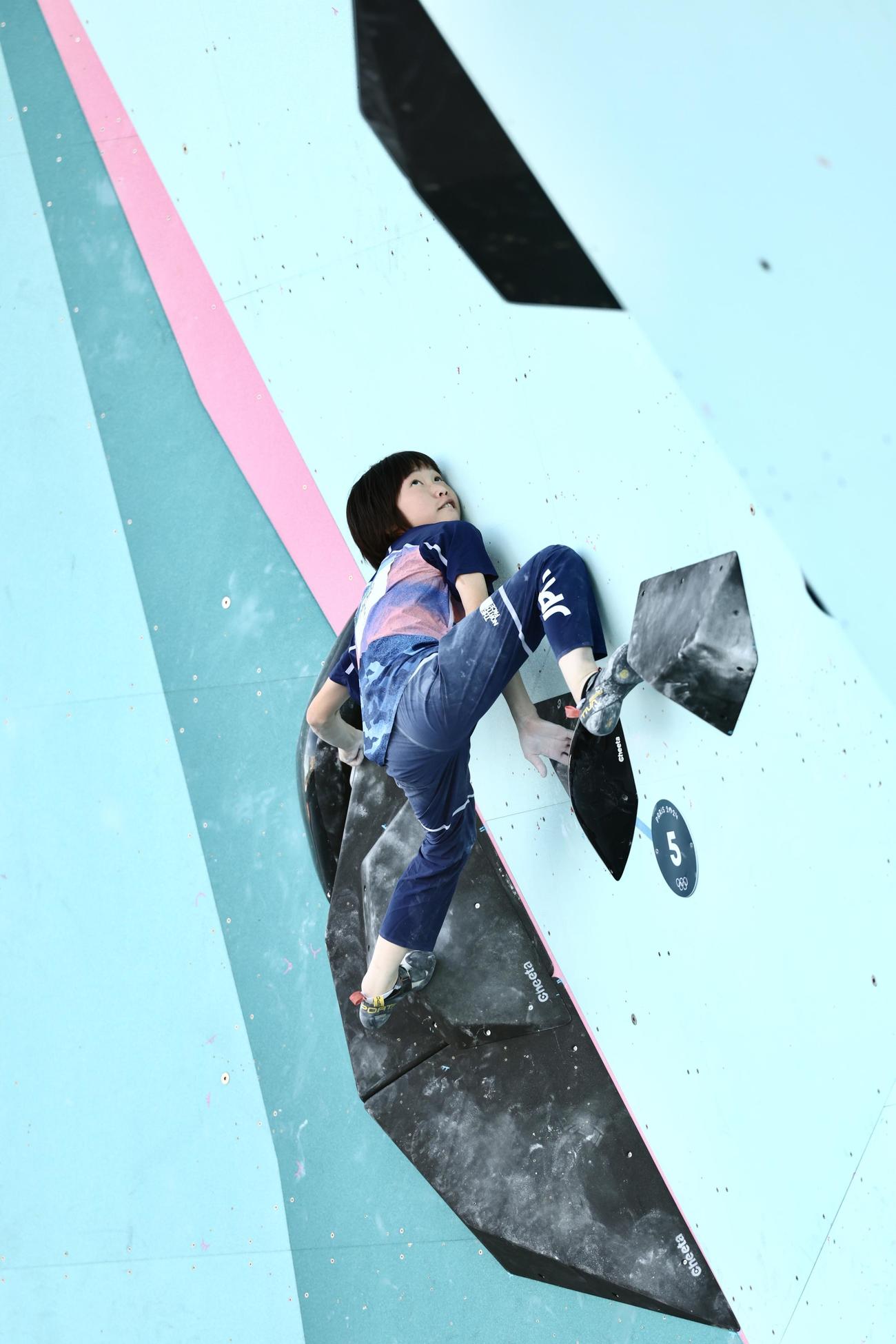 女子リード、ボルダー決勝戦　ボルダー課題4に臨む森（撮影・河田真司）