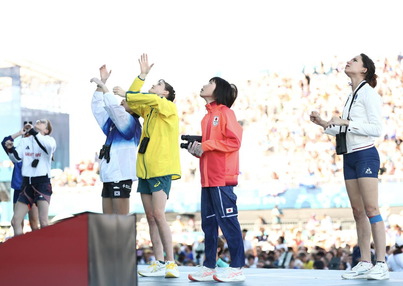 女子リード、ボルダー決勝戦　リード決勝開始前、コースを確認する森（中央）（撮影・河田真司）