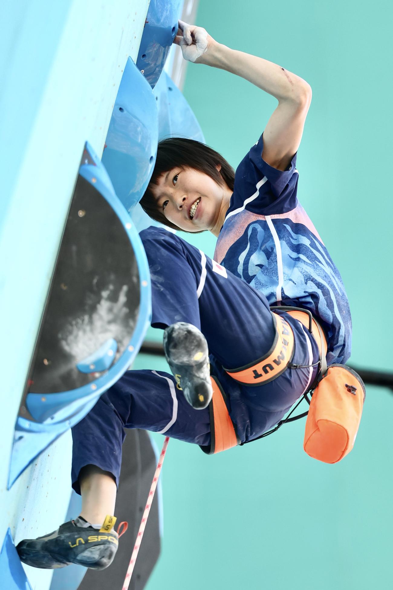 女子リード、ボルダー決勝戦　リードに臨み、険しい表情を見せる森（撮影・河田真司）