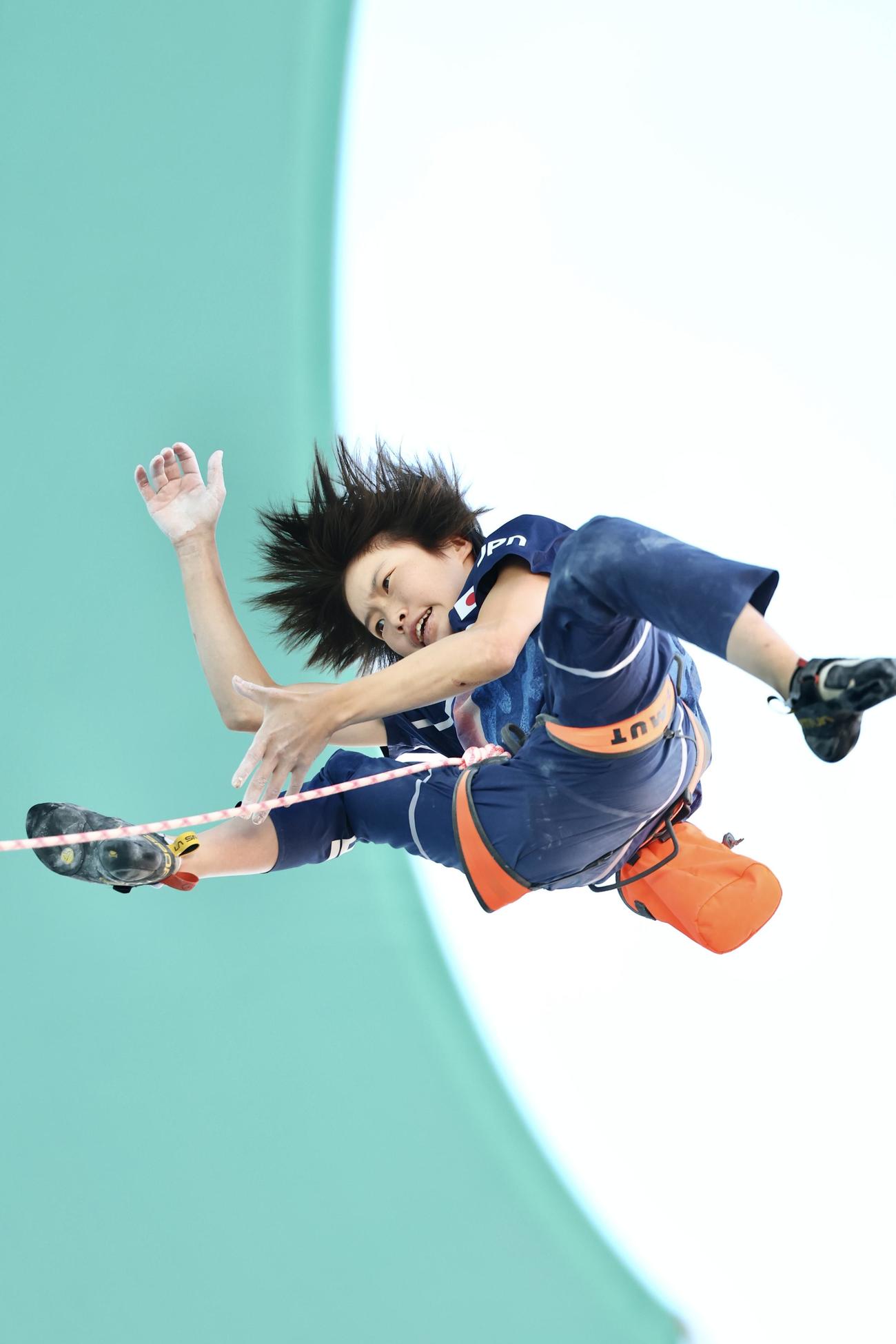 女子リード、ボルダー決勝戦　リードに臨み、壁から剥がれる森（撮影・河田真司）
