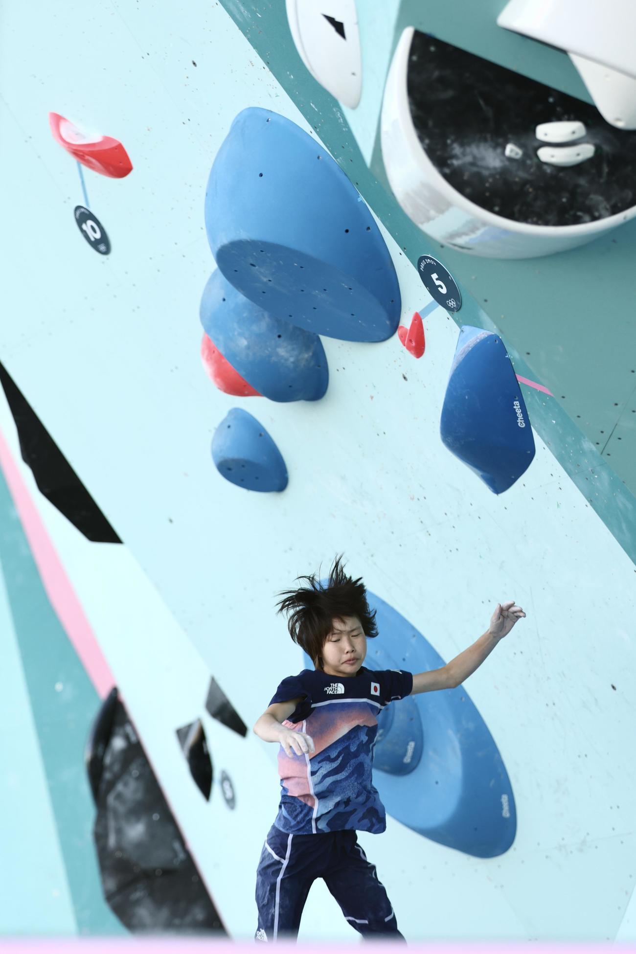 女子リード、ボルダー決勝戦　ボルダー一つ目の課題に失敗する森（撮影・河田真司）