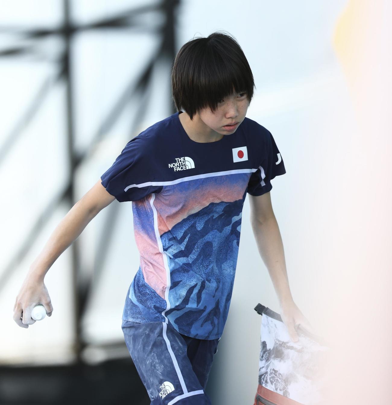 女子リード、ボルダー決勝戦　ボルダー課題1に失敗する森（撮影・河田真司）