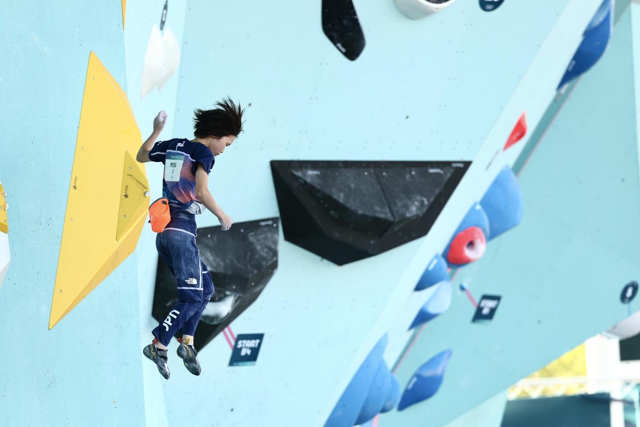 女子リード、ボルダー決勝戦　ボルダー課題2に失敗する森（撮影・河田真司）