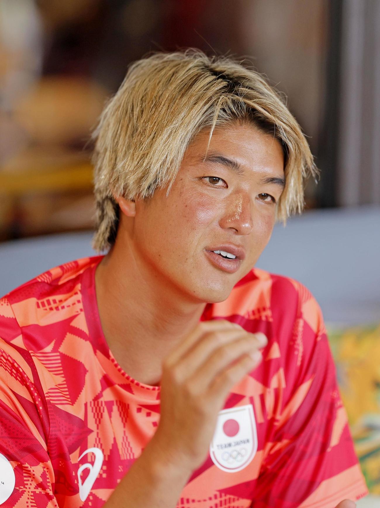 記者会見するサーフィン男子の五十嵐カノア（共同）