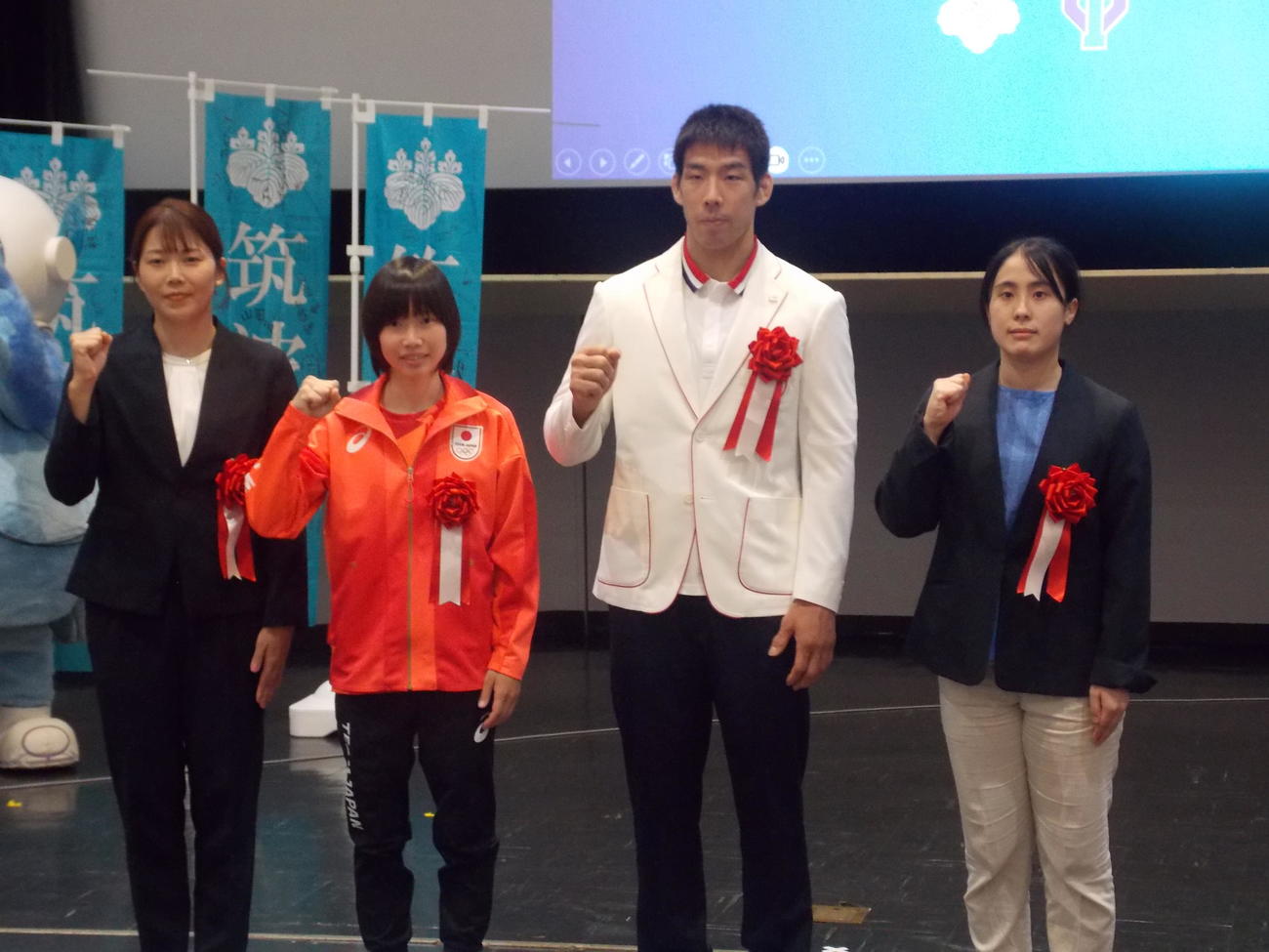 筑波大の壮行会でポーズを決める左からパリ五輪飛び込み代表の榎本、スポーツクライミング森、柔道の永瀬、パラリンピックのゴールボール代表高橋（撮影・松本航）