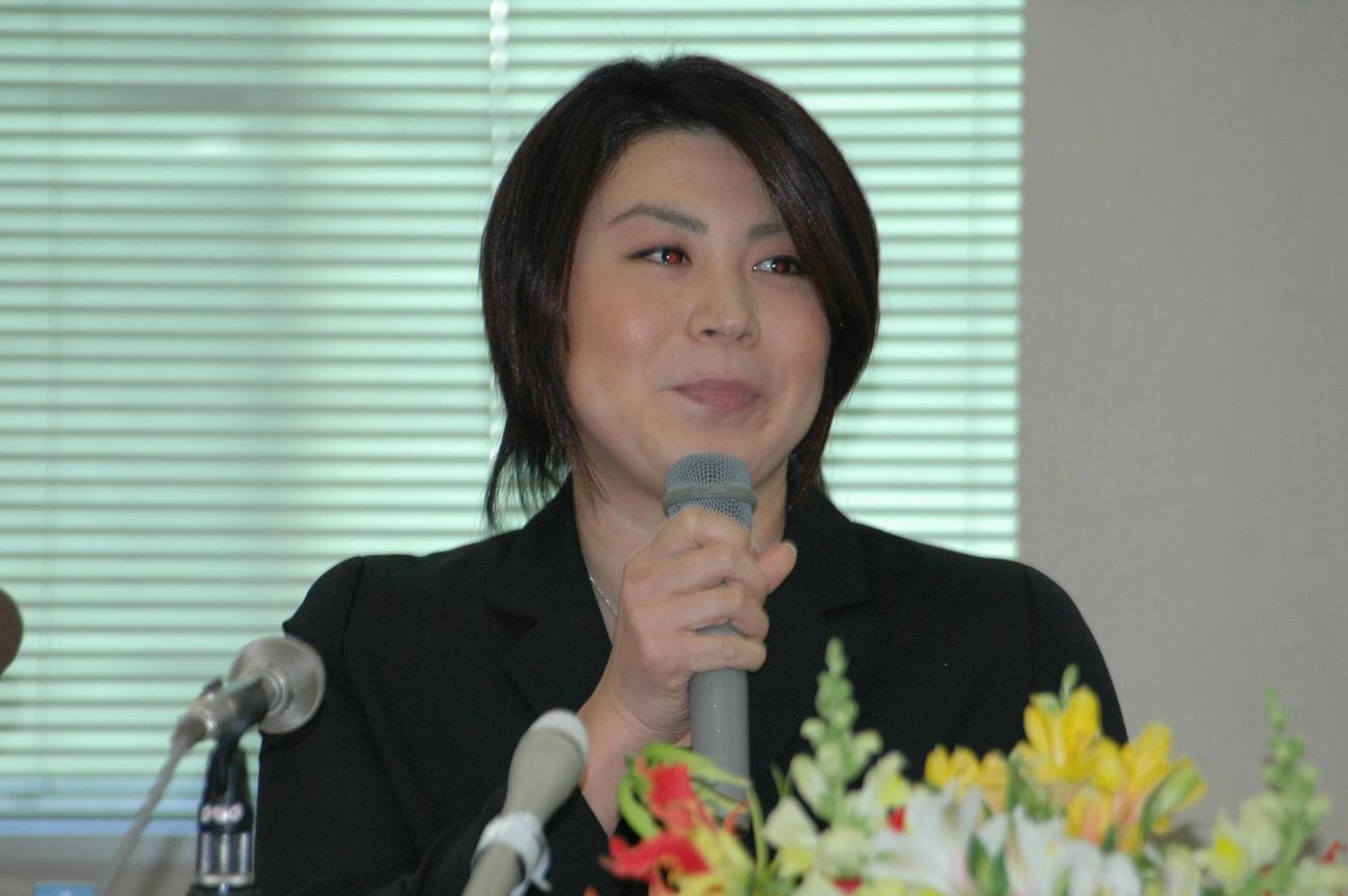 引退会見する中村真衣さん（2007年4月撮影)