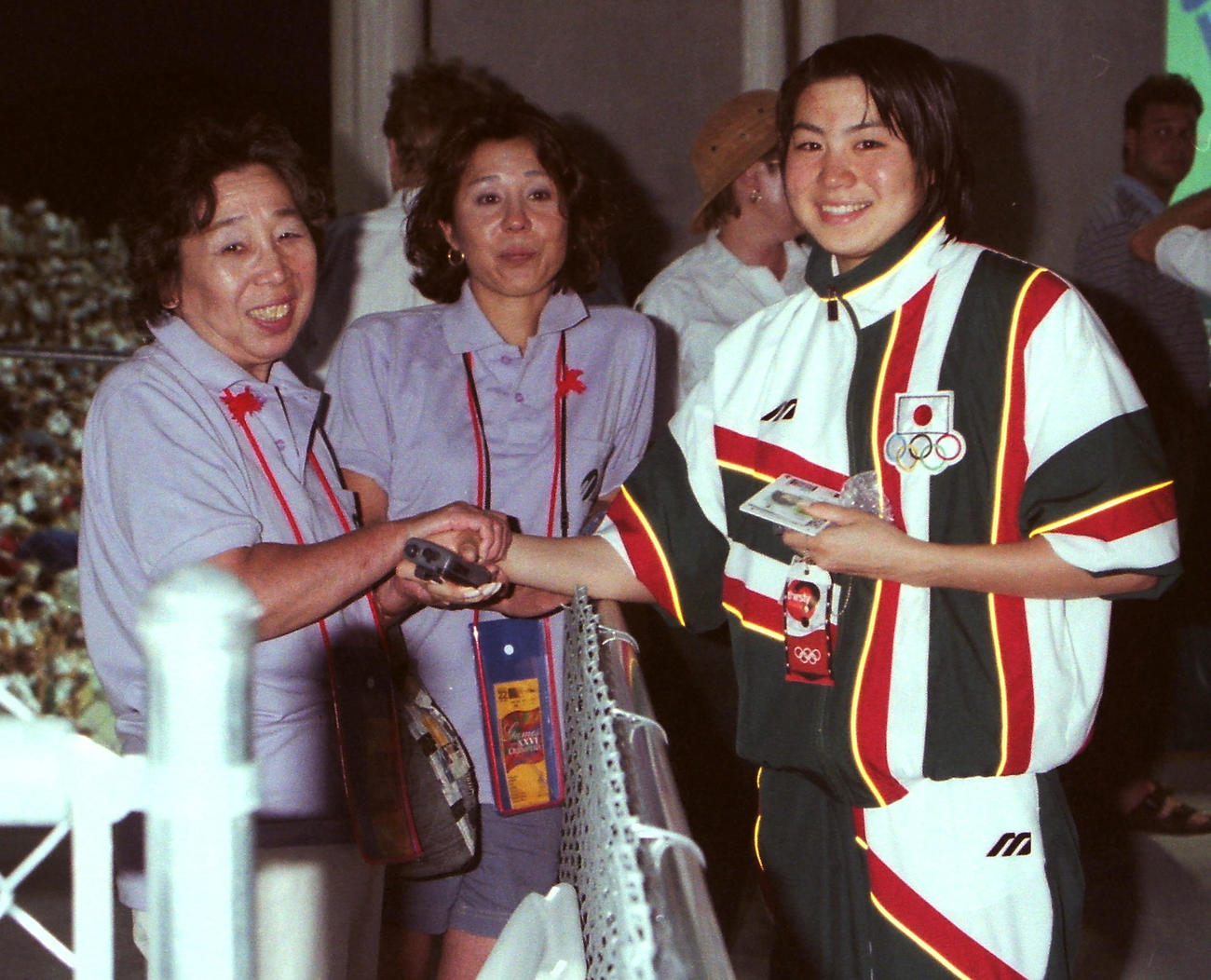 中村真衣（右）は母（中央）と祖母りつ子さんと笑顔を見せる＝1996年7月23日