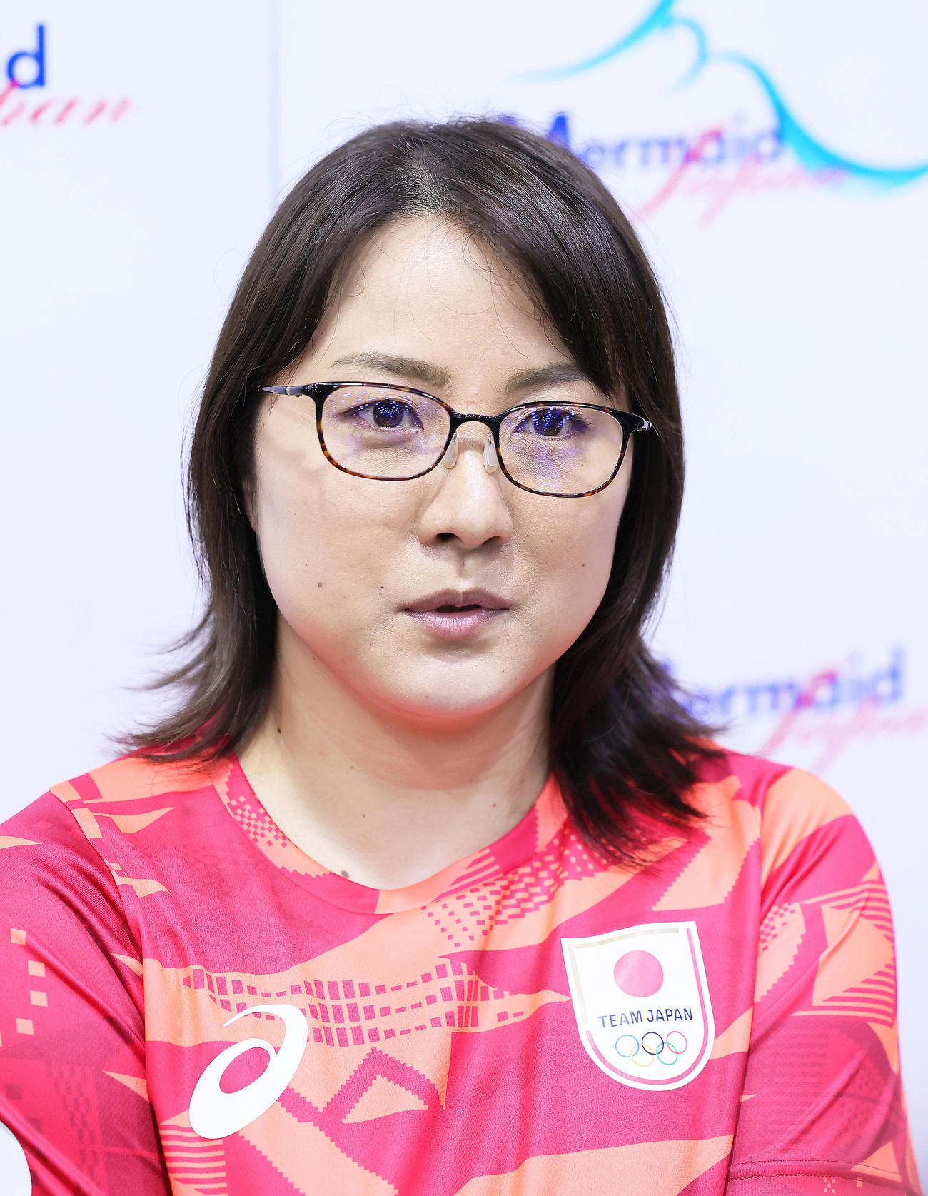 練習公開後、取材に応じるアーティスティックスイミング日本代表の中島コーチ（撮影・足立雅史）