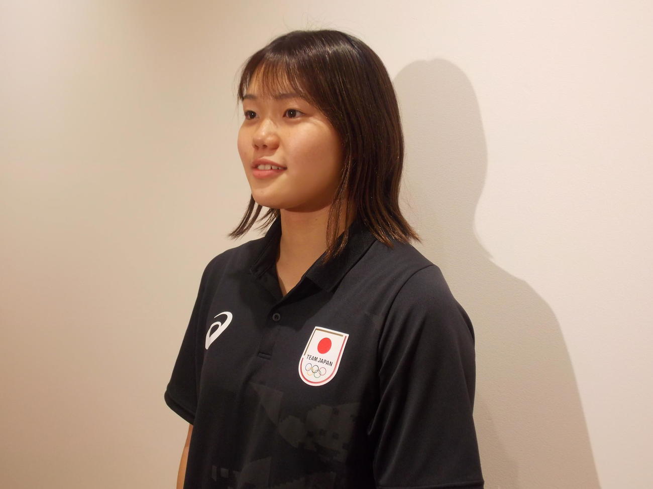 フランスへの出発前に羽田空港で思いを語る平井瑞希（撮影・松本航）