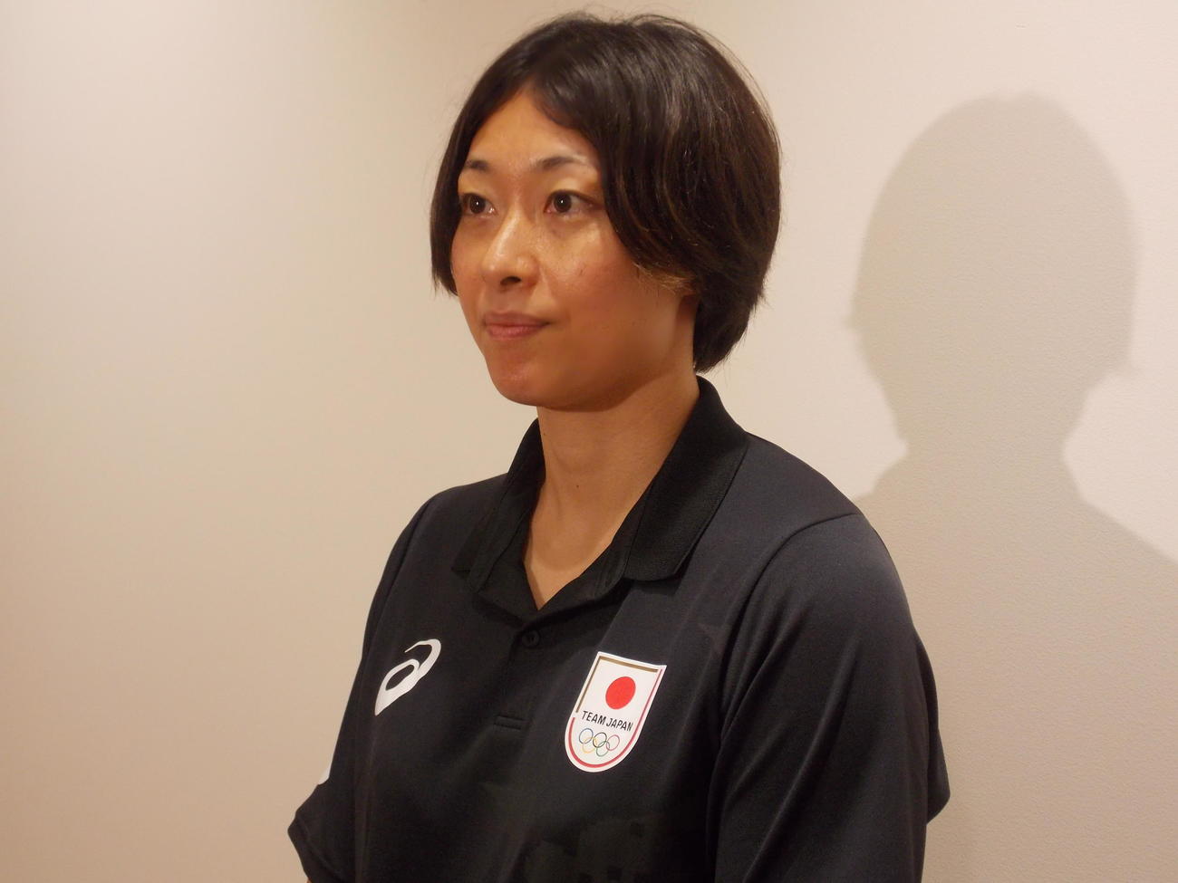 出国を前に思いを語る鈴木（撮影・松本航）