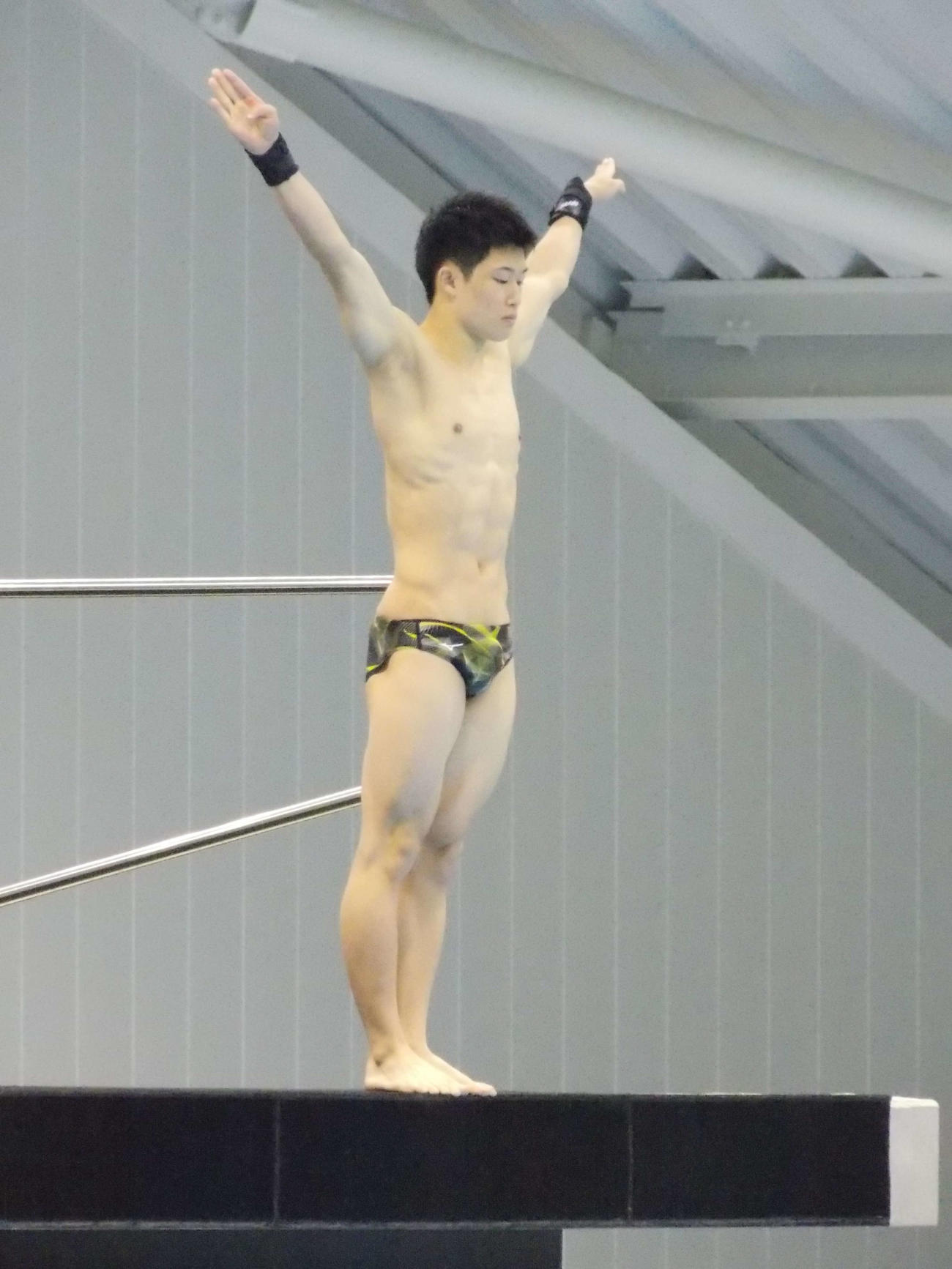 日環アリーナダイビングカップの予選で演技する玉井陸斗（撮影・松本航）