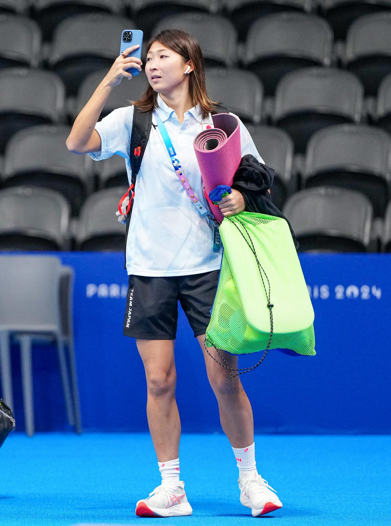 大会会場のラデファンス・アリーナに入り、撮影する池江（撮影・江口和貴）
