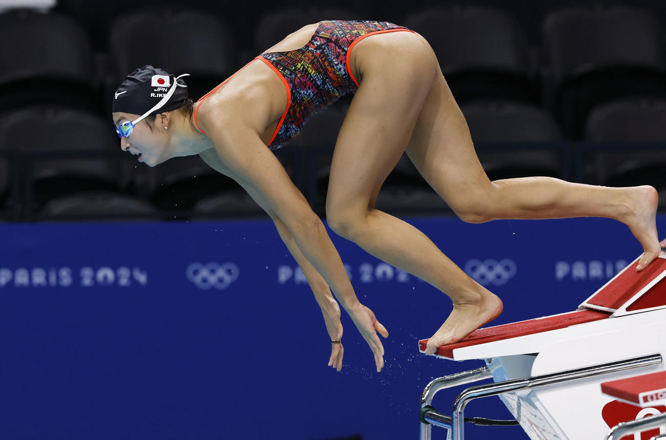 試合会場で練習する競泳女子の池江璃花子（共同）