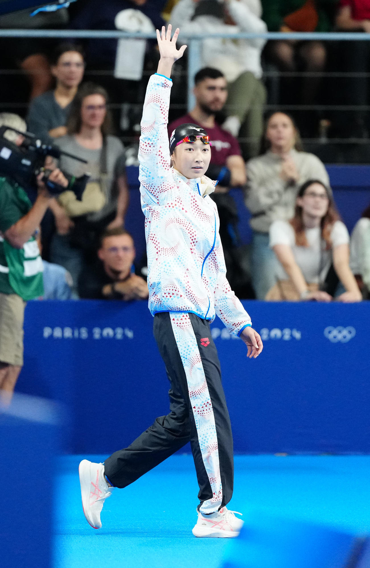 女子バタフライ100メートル予選前、声援に応える池江（撮影・江口和貴）