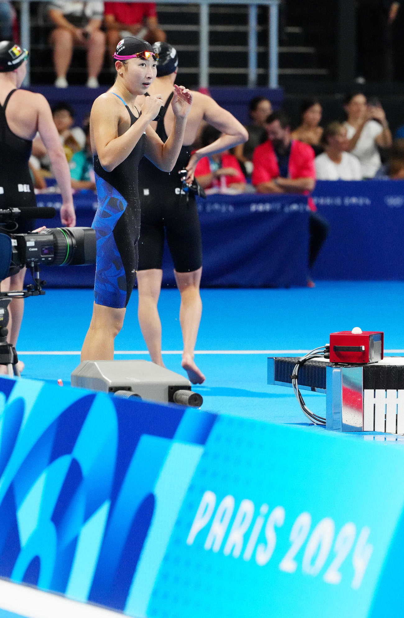 女子バタフライ100メートル予選3組で7着となり厳しい表情でプールから引き揚げる池江（撮影・江口和貴）