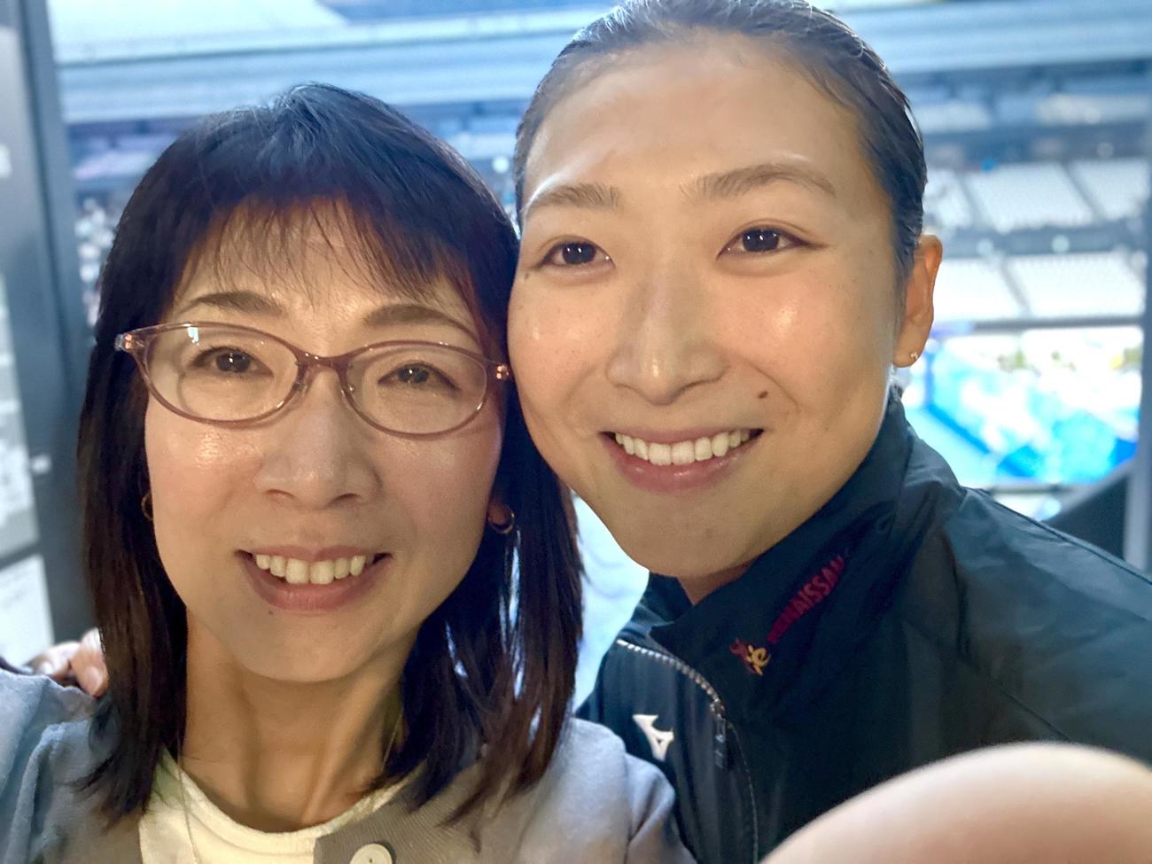 今年3月のパリ五輪代表選考会で内定を決め、母美由紀さん（左）と笑顔を見せる池江璃花子（美由紀さん提供）